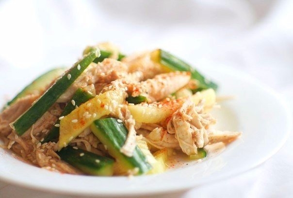 Легкий салат из огурцов и курицы