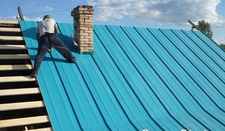 Как правильно крепить профнастил на крышу — пошаговая инструкция Как правильно крепить профнастил на крышу — пошаговая инструкция