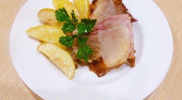 Свинина печеная с яблоками