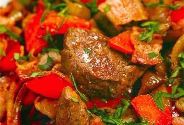 Мясо тушеное с шампиньонами и сладким перцем.