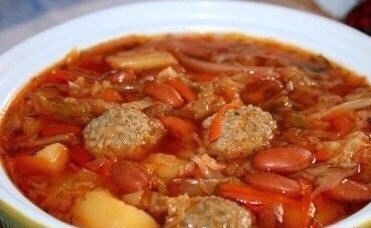 Борщ сибирский с фрикадельками и фасолью.
