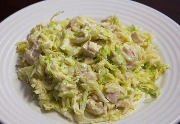Салат "Свежесть" с капустой и курицей