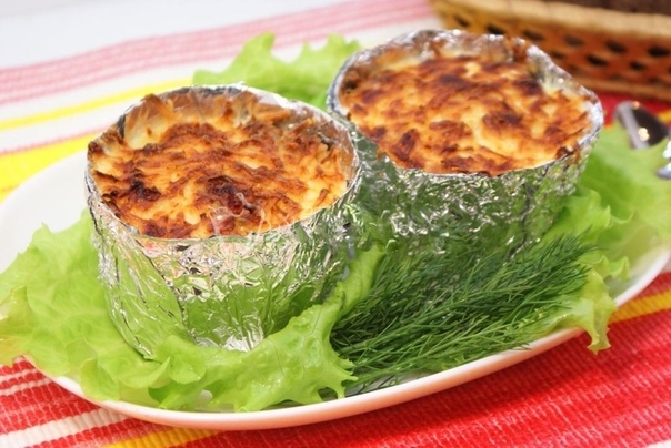 Куриное филе с грибами и сыром в горшочках из фольги