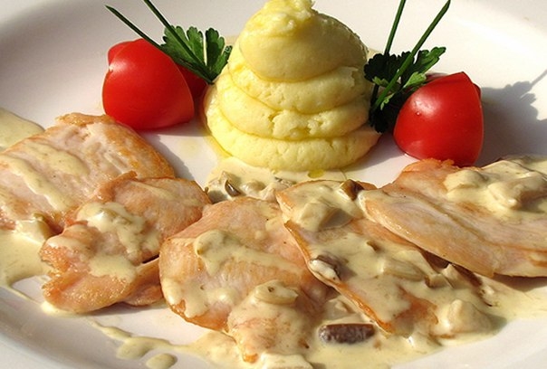 Нежная куриная грудка под сметанно-чесночным соусом: Нежная куриная грудка под сметанно-чесночным соусом: