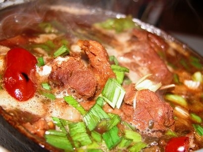 Мясо тушеное с овощами - простое и очень вкусное блюдо. Мясо тушеное с овощами - простое и очень вкусное блюдо.