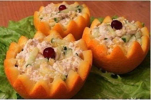 Салат с куриным филе и огурцами в апельсине