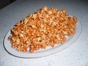 Десерт из кукурузных палочек и ирисок.