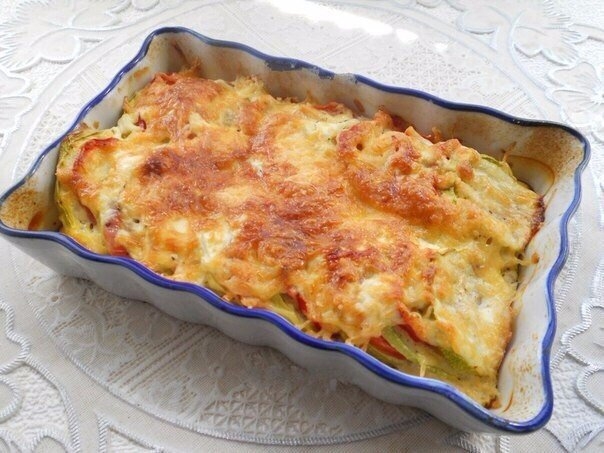 Кабачки, запеченные с помидорами и сыром.