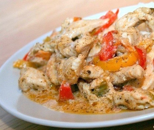 Свинина с овощами, тушеная в сливках.