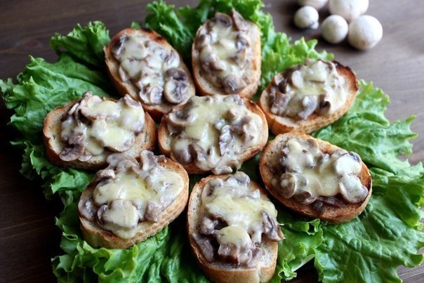 Горячие бутерброды с шампиньонами – это очень быстрая и вкусная закуска. Горячие бутерброды с шампиньонами – это очень быстрая и вкусная закуска.