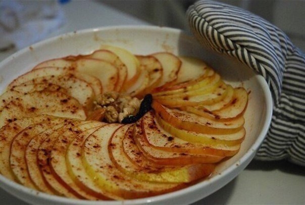 Запеченные яблоки с корицей - всего 10 минут и вкуснейшее лакомство готово! Запеченные яблоки с корицей - всего 10 минут и вкуснейшее лакомство готово!