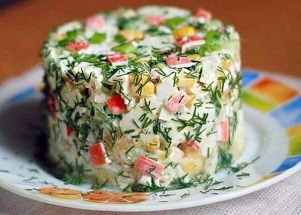 Салат из крабовых палочек, яблока и огурца
