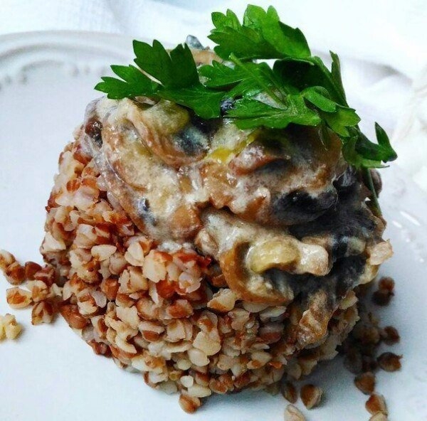 Гречка с шампиньонами в йогуртовом соусе - вкуснейший обед!