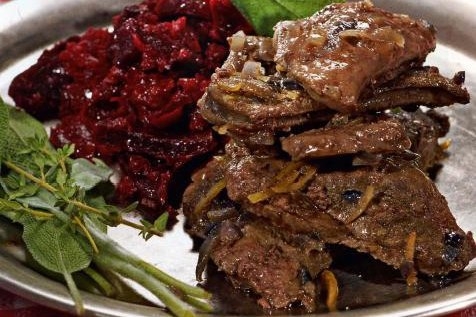 Говяжья печенка с красным луком Говяжья печенка с красным луком