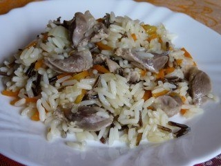 Куриные желудки с диким рисом и овощами