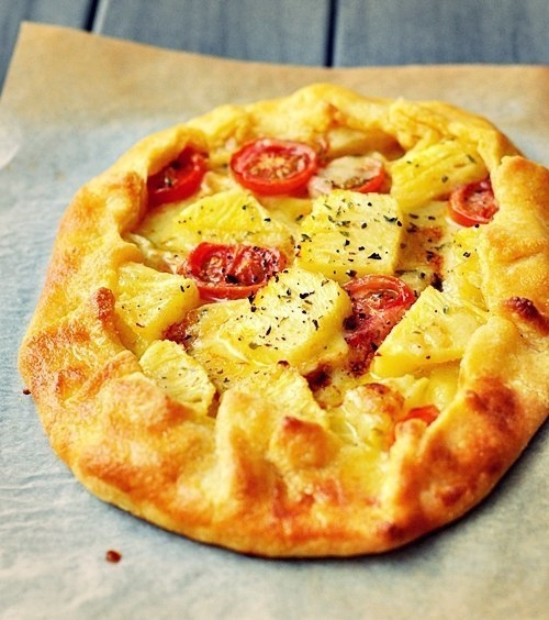 Пирог с ананасом, помидорами и сыром бри. Пирог с ананасом, помидорами и сыром бри.