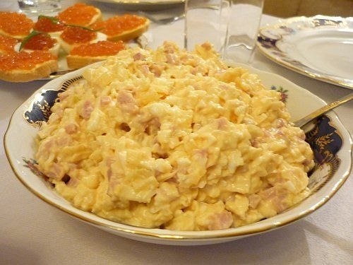 Салат с ветчиной и ананасом Салат с ветчиной и ананасом