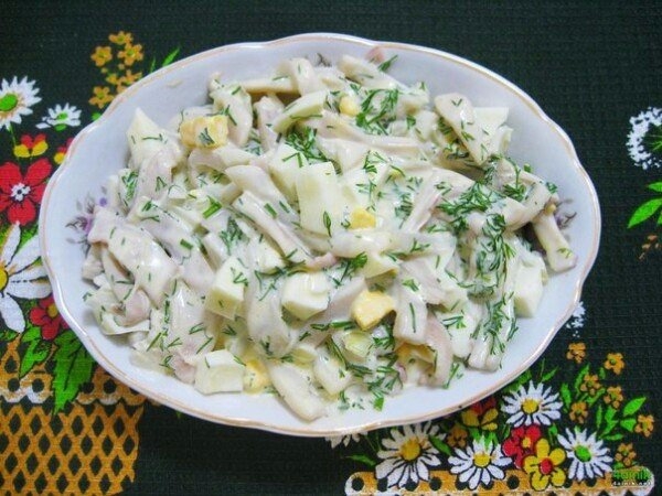 Кальмар с яйцом и луком