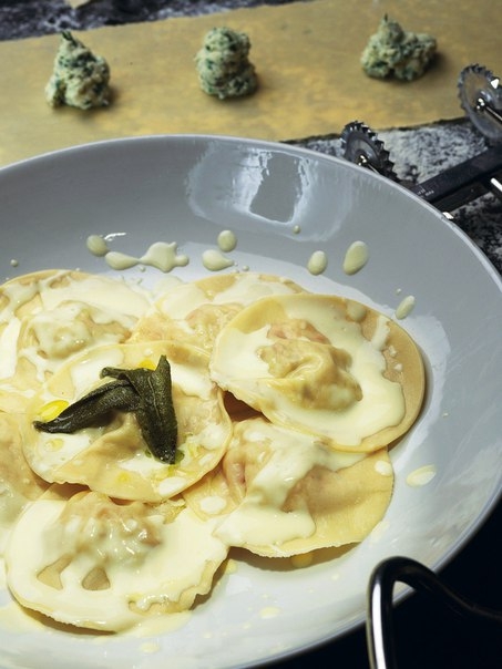 &bull;Равиоли с крабовым мясом и сливочным соусом&bull;