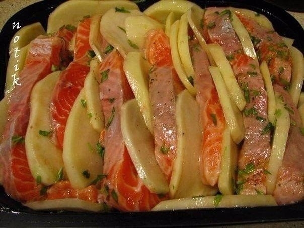 Лосось, запеченный с картофелем Лосось, запеченный с картофелем