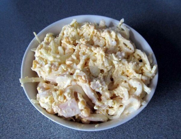 Белковый салат из кальмаров с сыром