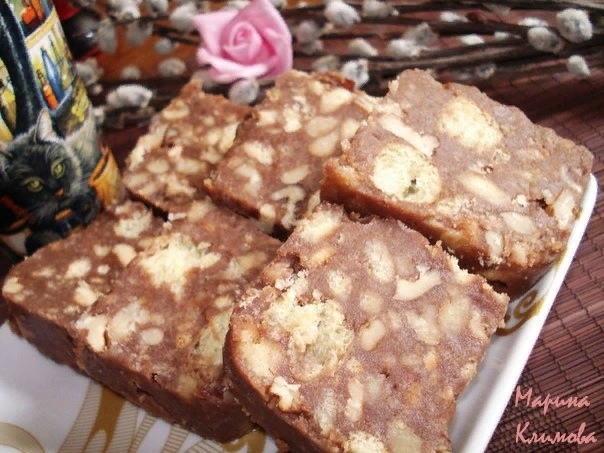 "Сладкая колбаска" с кукурузными палочками, печеньем, сгущенкой и тремя видами орехов "Сладкая колбаска" с кукурузными палочками, печеньем, сгущенкой и тремя видами орехов