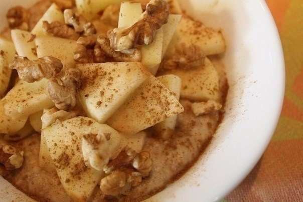 Овсянка с яблоками, корицей и медом