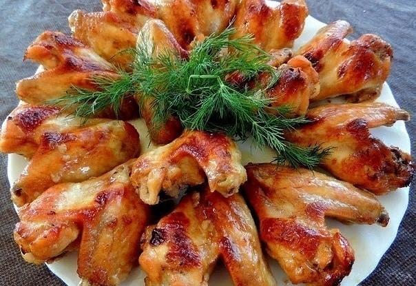 Куриные крылышки в медово-соевом соусе с чесноком