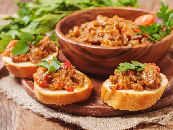 Баклажанная закуска с помидорами и чесноком Баклажанная закуска с помидорами и чесноком