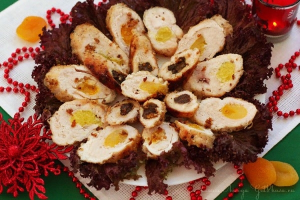 Рулет из куриного филе в миндальной панировке Рулет из куриного филе в миндальной панировке