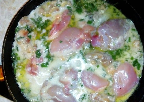 Курица тушеная в кефире с зеленью и чесноком Курица тушеная в кефире с зеленью и чесноком