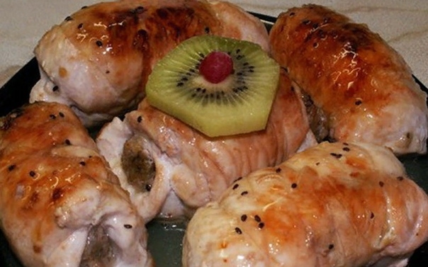 Быстрые и сочные рулетики из курицы с грибами. Быстрые и сочные рулетики из курицы с грибами.