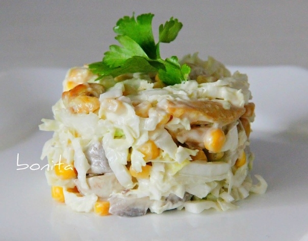 Салат из кукурузы, шампиньонов и курицы Салат из кукурузы, шампиньонов и курицы