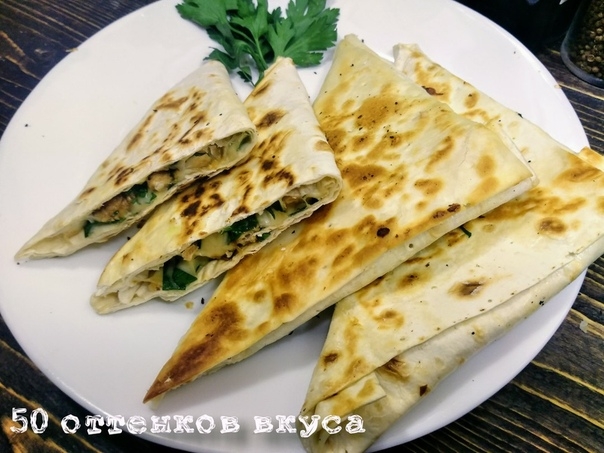 Хрустящие конверты из лаваша с курицей терияки. Хрустящие конверты из лаваша с курицей терияки.