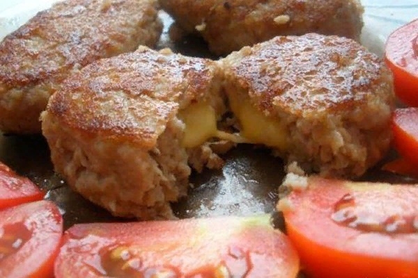 КОТЛЕТКИ С СЫРНОЙ НАЧИНКОЙ