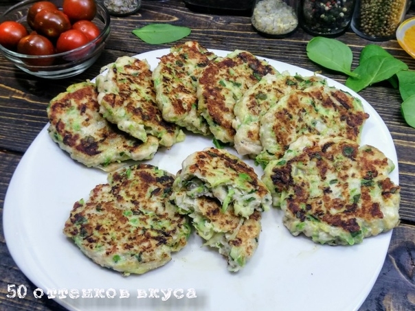 Сочные оладьи из куриного филе с кабачком, сыром и зеленью. Сочные оладьи из куриного филе с кабачком, сыром и зеленью.