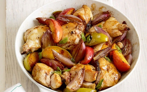 Запеченное куриное филе с яблоками Запеченное куриное филе с яблоками