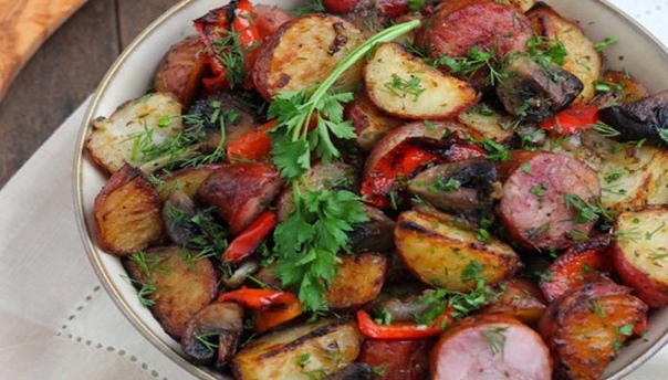 Запеченная картошка с колбасой, грибами и перцем Запеченная картошка с колбасой, грибами и перцем