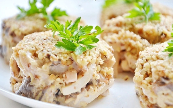 Ореховый салат с кальмарами Ореховый салат с кальмарами