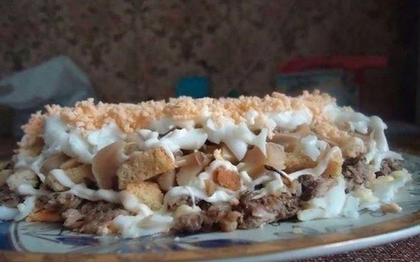 Салат с сухариками и шпротами Салат с сухариками и шпротами