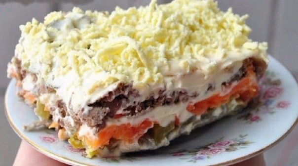 Слоенный салат с печенью и маринованными огурцами Слоенный салат с печенью и маринованными огурцами