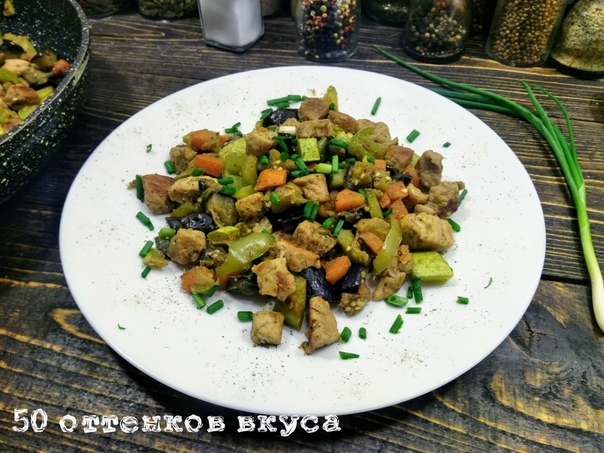 Жареное мясо с овощами и пряной хмели-сунели.