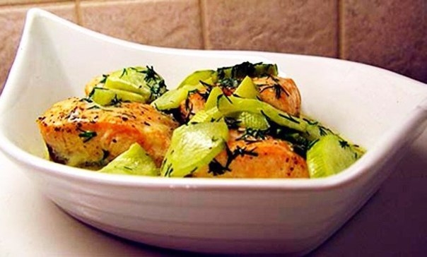Филе лосося с огурцами и укропом