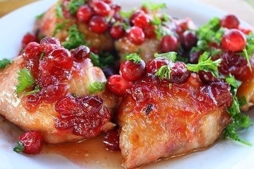 Пикантная курица под клюквенным соусом