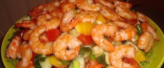 Салат с креветками, овощами и зеленью