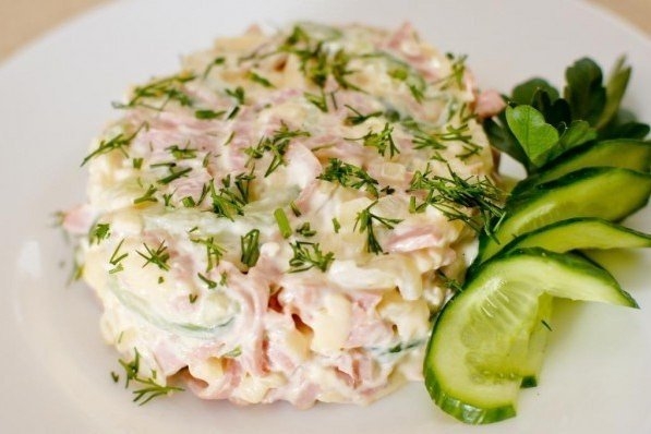 Вкусный салат с ветчиной и сыром Вкусный салат с ветчиной и сыром
