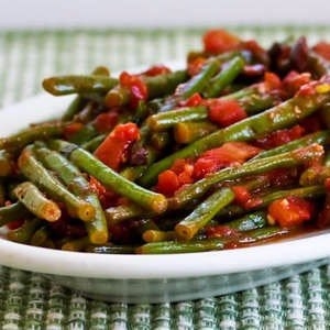 Тушеная с помидорами стручковая фасоль.
