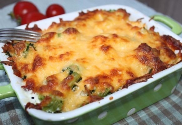 Курица с брокколи, запеченная под сливочным соусом Курица с брокколи, запеченная под сливочным соусом