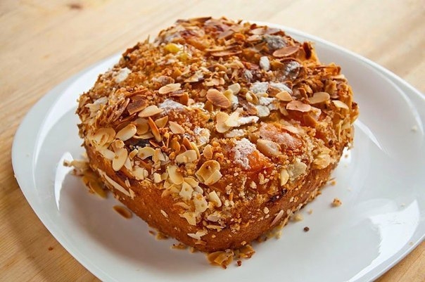 Пирог с абрикосами и миндальной крошкой