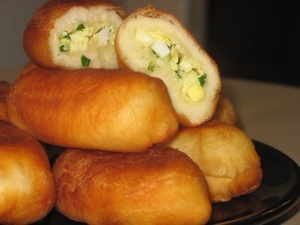 Жареные пирожки с зеленым луком и яйцом